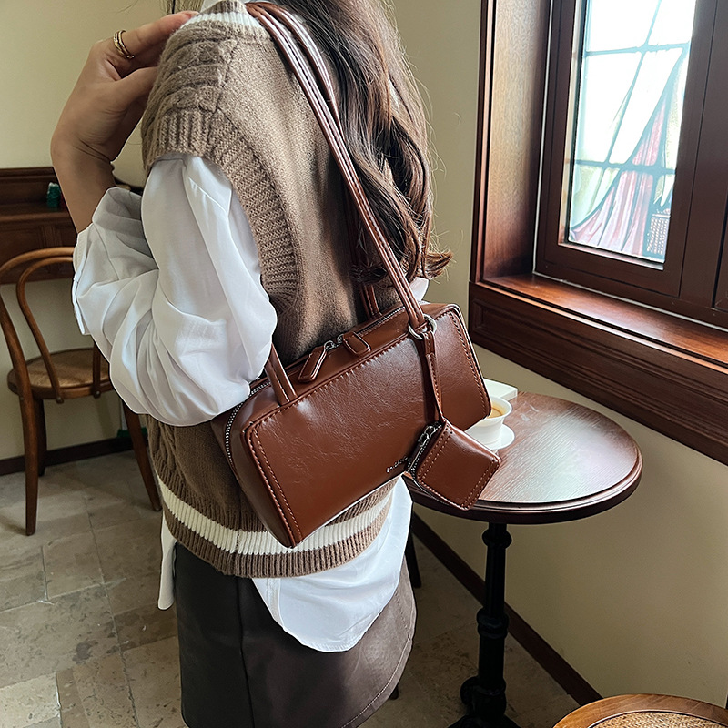 Korean-style underarm fashion bag for women, large-capacity, simple and versatile bowling bag 2024, high-end casual single-shoulder bag Application Scenario