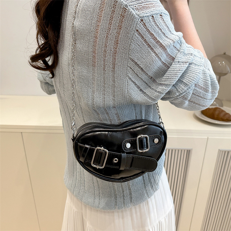 A high-quality hand-held heart-shaped bag for women in 2025, a Korean style Instagram trendy and fashionable heart-shaped single-shoulder bag for work and commuting, a crossbody bag details Picture