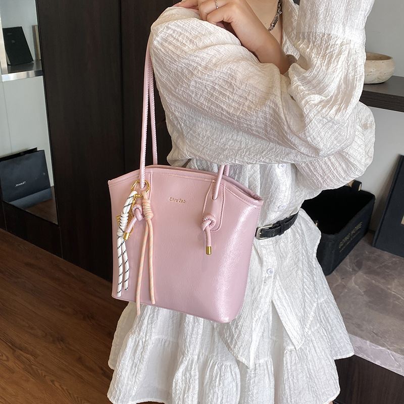 A stylish, simple and large-capacity single-shoulder underarm bag for women, a new model of 2025, with a sense of high-end fashion and versatile hand-held bucket bag details Picture