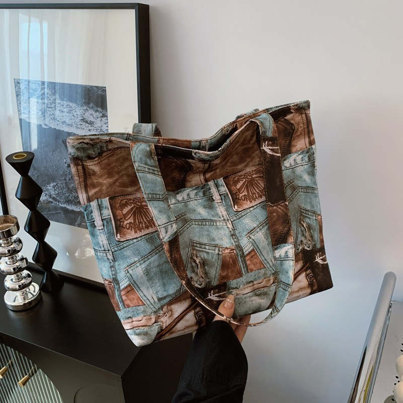 The 2024 new retro patchwork tote bag features a large capacity, a niche and high-end female design, and is a hand-held shoulder bag for college students attending classes full figure