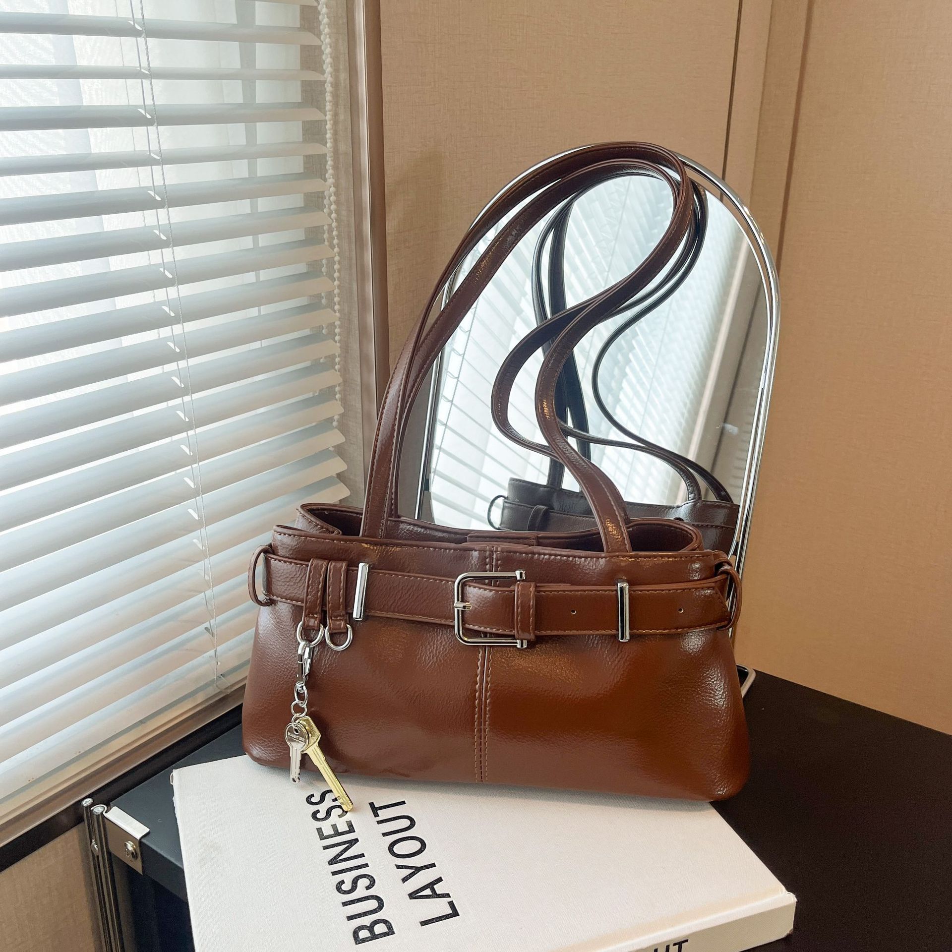 Retro hand-held commuter bag for women 2025 new style, trendy and fashionable underarm bag, versatile and casual, large-capacity single-shoulder bag Specification drawing