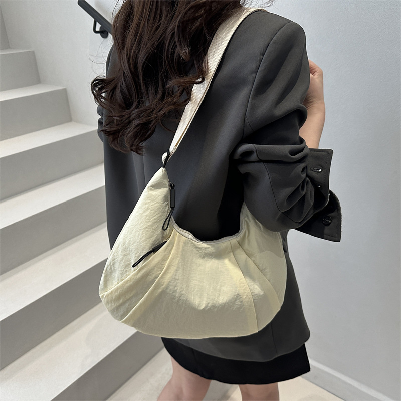 Large-capacity nylon fabric bag, casual and versatile commuting single-shoulder bag, light and simple tote crossbody bag, student class bag details Picture