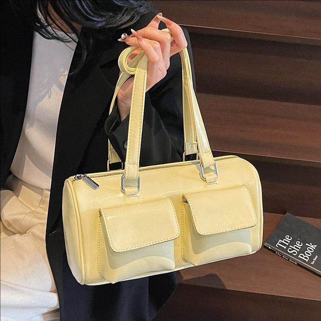 Korean style fashionable and high-end texture hand-held motorcycle underarm bag for women, 2025 new simple and niche design single-shoulder bag full figure