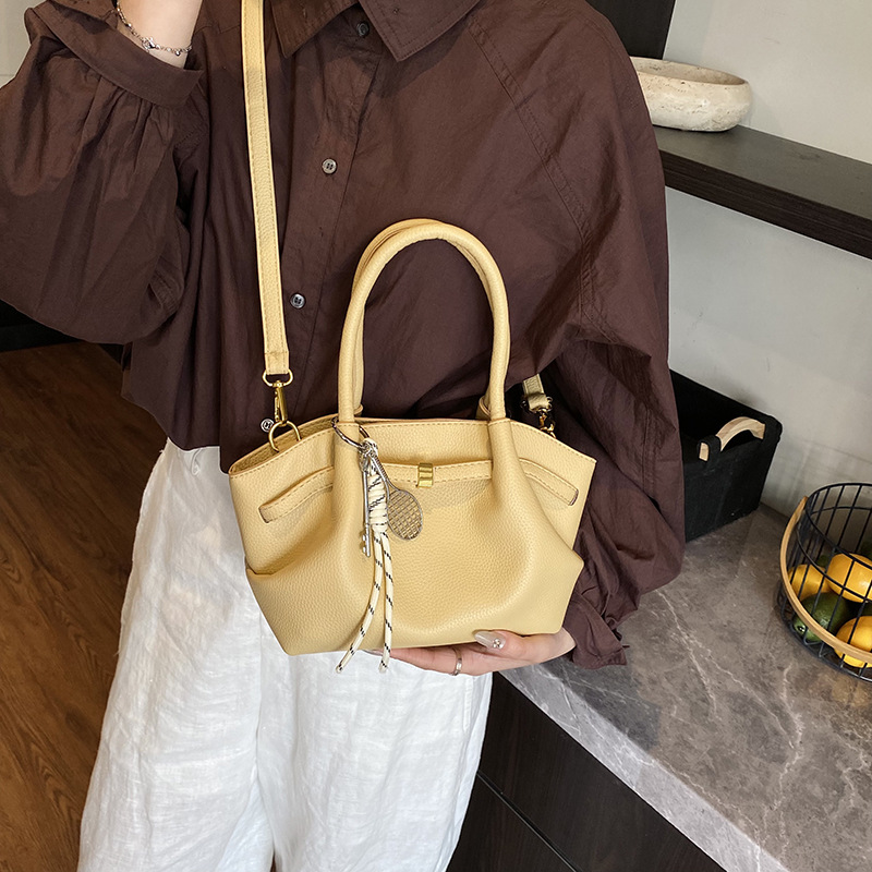 Cross-border niche pleated retro tote bag for women, 2025 new style, high-end commuting single-shoulder crossbody bag Application Scenario