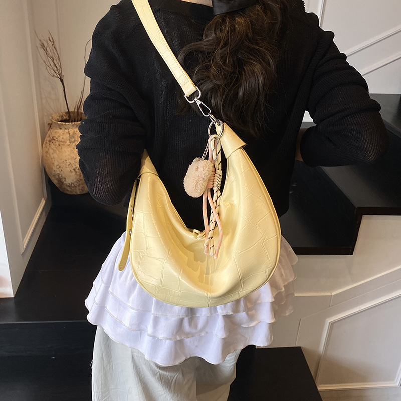 High-end and stylish large-capacity dumpling bag for women 2025 new summer texture crocodile pattern fashionable single-shoulder crossbody bag details Picture