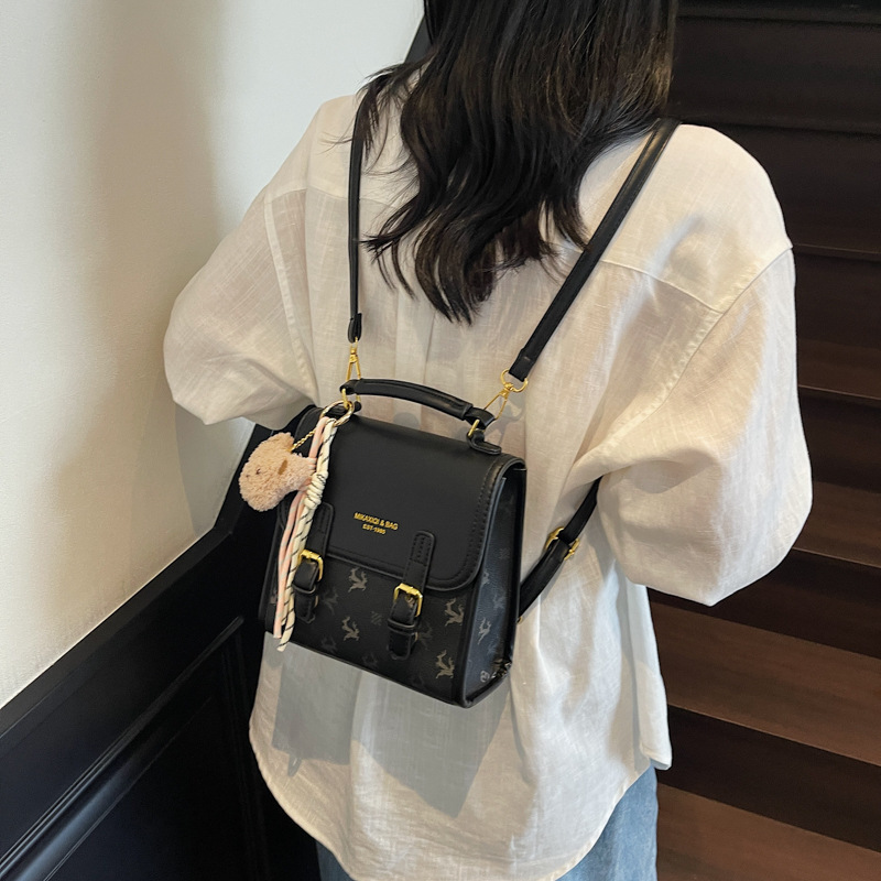 2025 New fashionable and versatile handbag, women's large-capacity single-shoulder bag, niche crossbody bag, printed trendy backpack Application Scenario