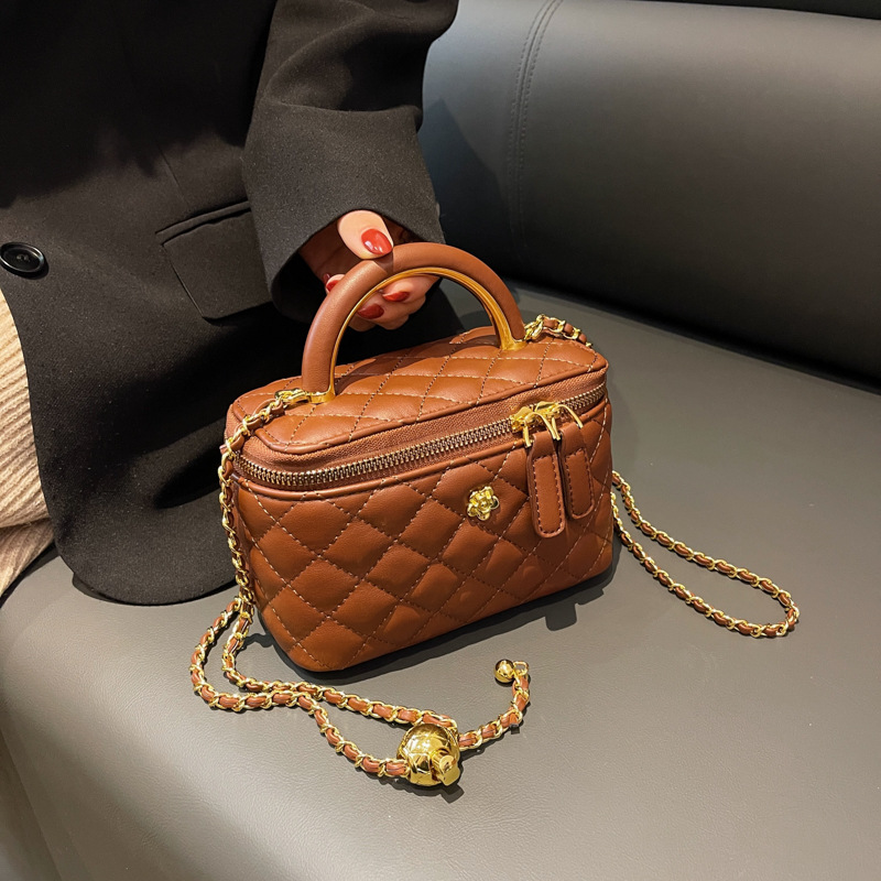 ins chain fashion small bag for women 2024 New style diamond-shaped versatile and trendy crossbody box shoulder bag details Picture