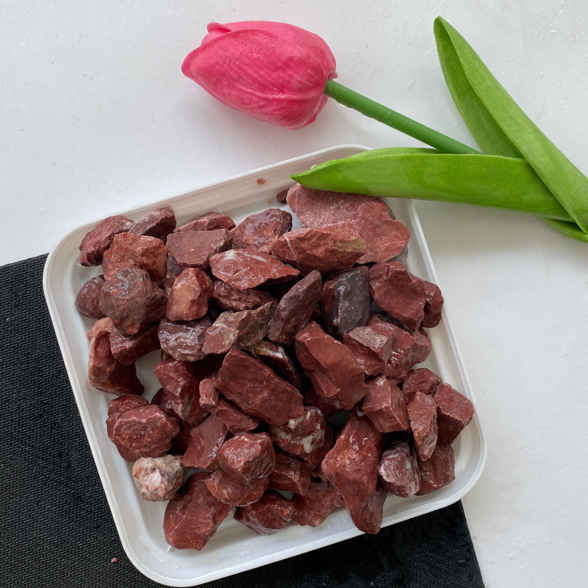 The manufacturer wholesals red crushed stones, gravel, garden landscaping stones, adhesive pavement, basement floor and red stones Application Scenario