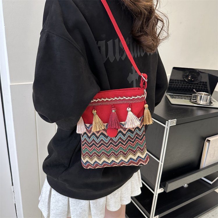 A new Bohemian embroidered tassel crossbody Hanfu bag with ethnic style for women's Spring and Autumn vacation in Yunnan, China Application Scenario