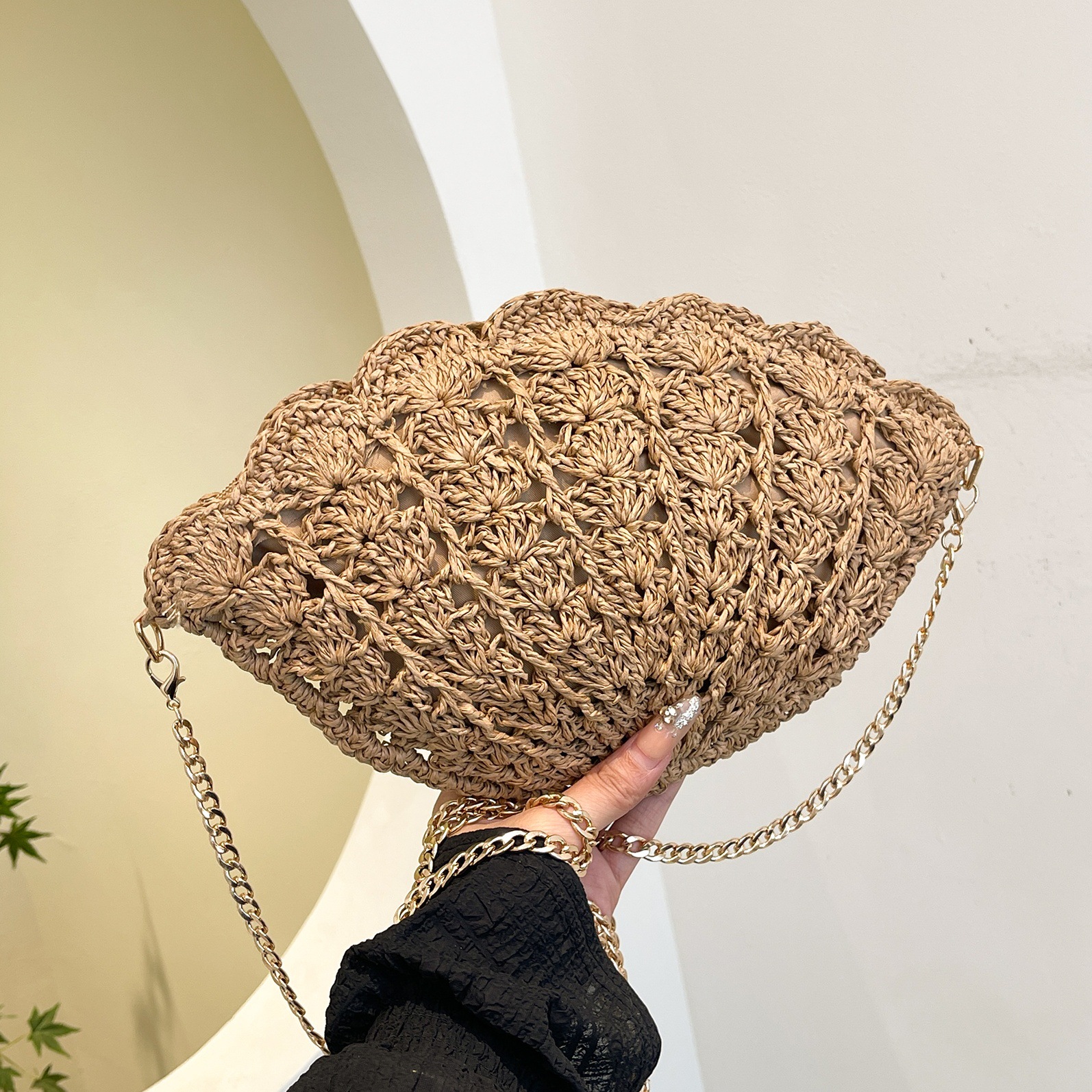 Shell crossbody straw woven bag 2025 New style fashionable hollowed-out fan-shaped straw woven bag, women's beach vacation bag full figure
