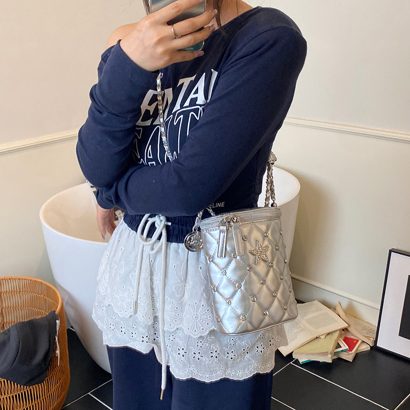Fashionable mobile phone bag, diamond-shaped chain bag, 2025 new model, high appearance level bucket bag, stylish single-shoulder bag, solid color crossbody bag Application Scenario