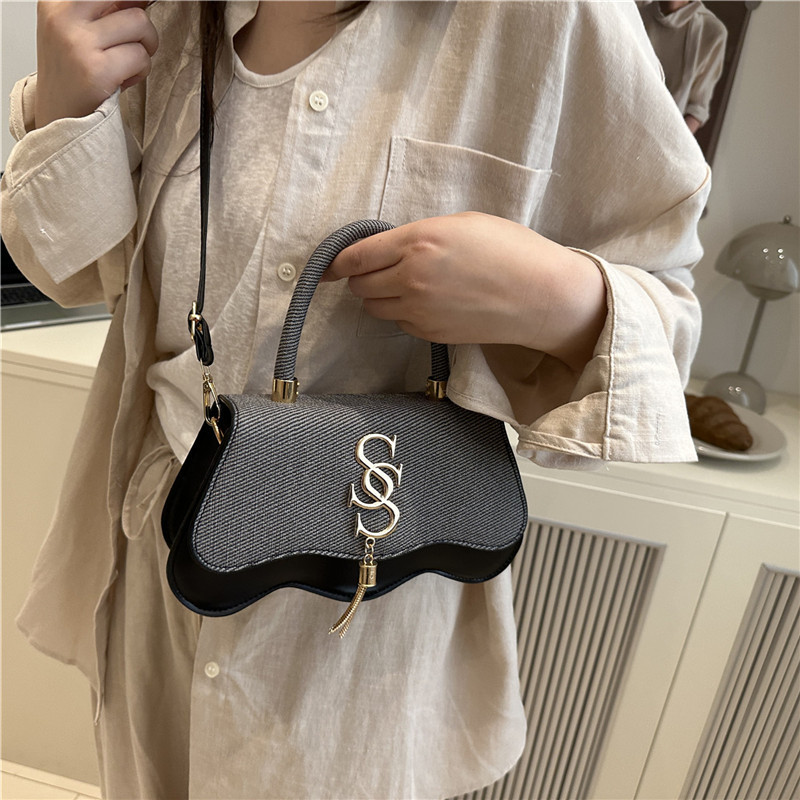 A simple, versatile, personalized and casual small square bag for women with a niche design, high-end quality and elegant style. A new crossbody bag for commuting details Picture