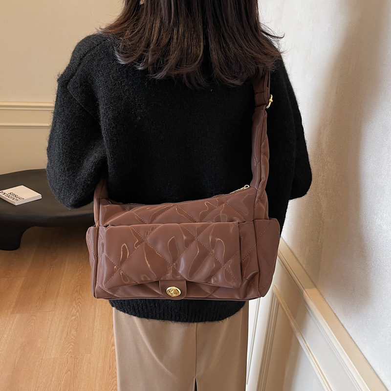A high-capacity casual commuting bag for women in 2024, a high-end and versatile single-shoulder crossbody bag and a hand-held Boston bag Application Scenario