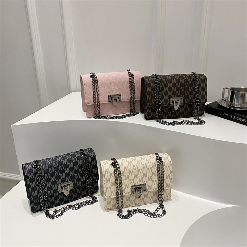 Trendy cross-border new large-capacity single-shoulder bag, fashionable underarm bag, Korean-style daily commuting chain bag, crossbody bag for women Application Scenario