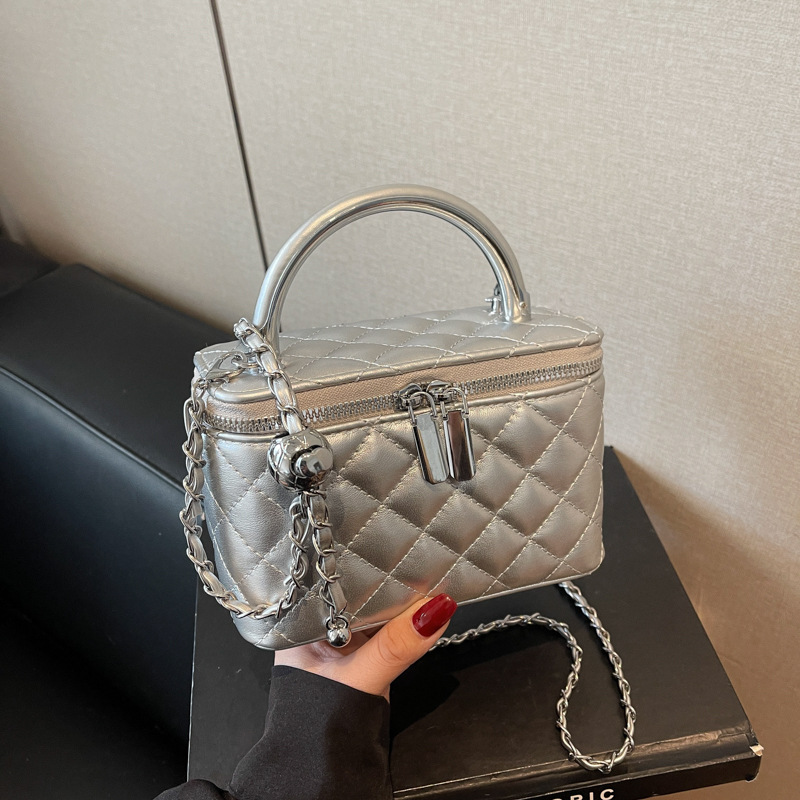 This is a retro and fashionable box bag with a 2025 new style of Chanel-style diamond-shaped casual square bag. It is a high-end single-shoulder women's bag Specification drawing