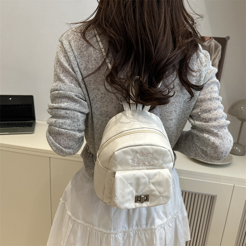 Cross-border Women's Bag 2025 New solid color casual diamond pattern handbag, stylish and trendy women's commuting backpack Application Scenario