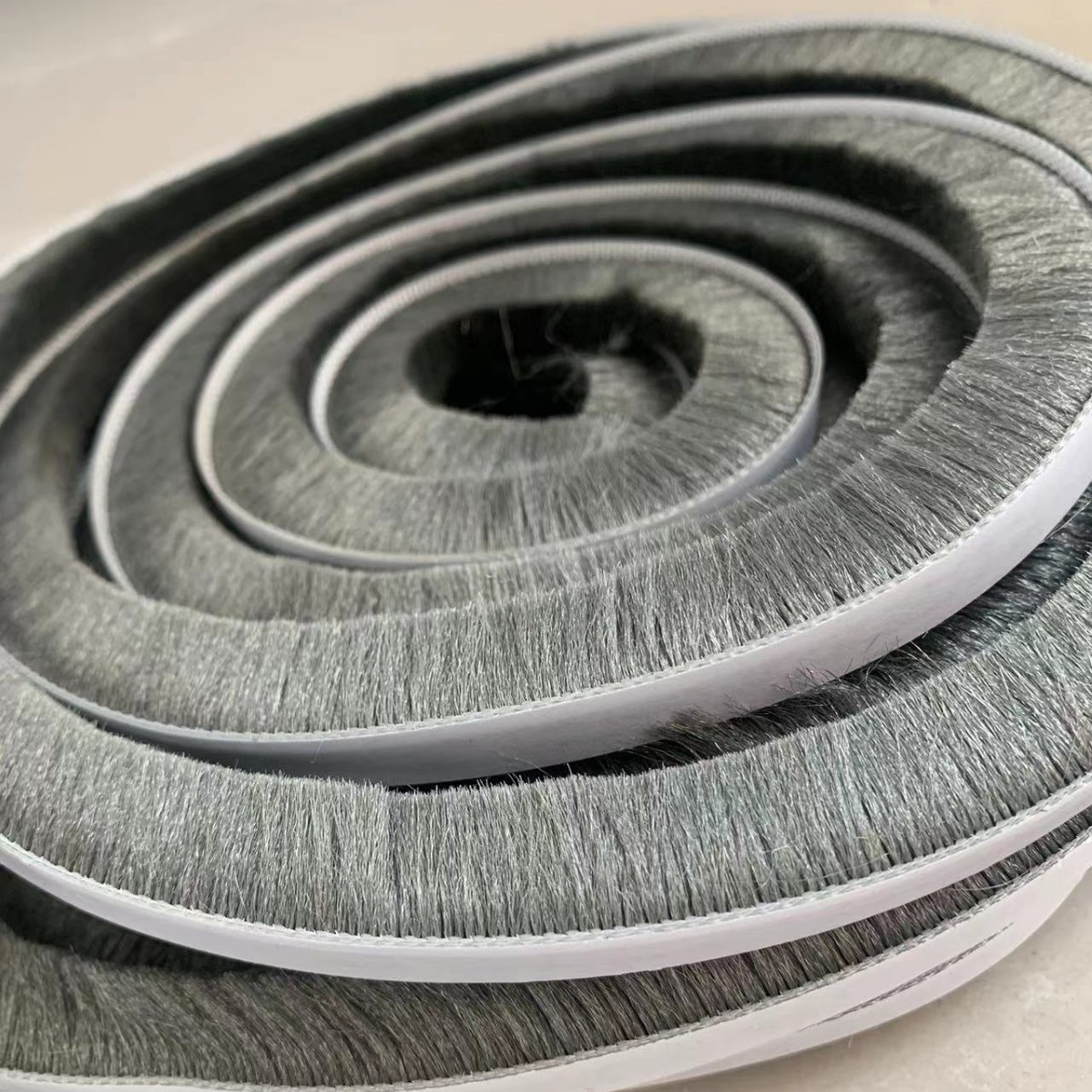 The manufacturer supplies aluminum alloy door and window sealing strips, self-adhesive wool strips with self-adhesive backing, and silicicized waterproof door and window sealing wool strips Item Picture