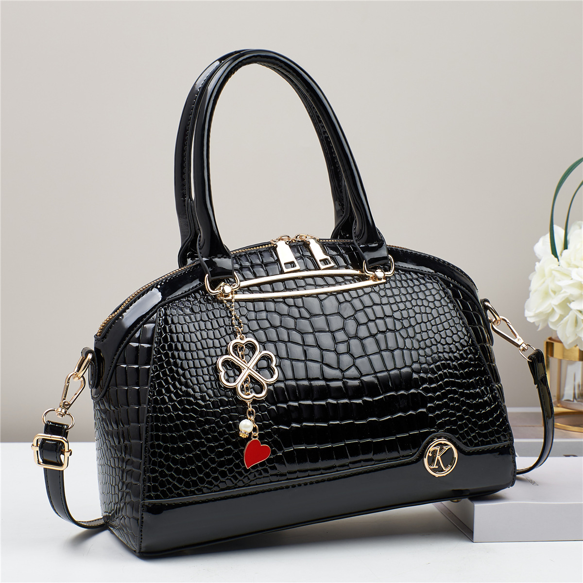 The women's single-shoulder crossbody bag is a niche 2024 fashion and versatile bestseller that is in vogue this year full figure