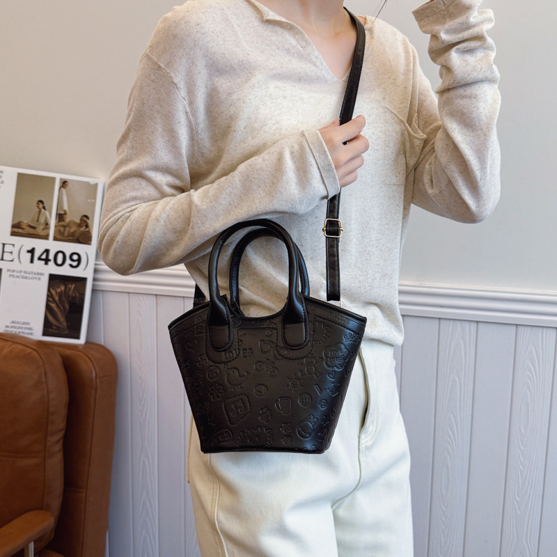 New hand-held bucket bag for women in summer 2025, a niche, simple and casual single-shoulder bag, a high-end and trendy commuter bag for women details Picture