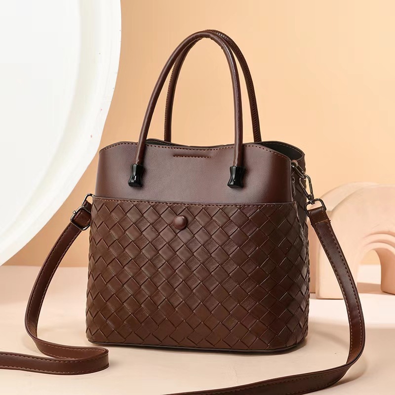 2024 New large-capacity woven single-shoulder handbag for work, a high-end and versatile bucket bag for commuting full figure
