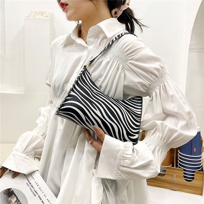 Cow underarm baguette bag, handbag, women's bag, 2021 new style, fashionable French style, single-shoulder hand-carry small bag Application Scenario