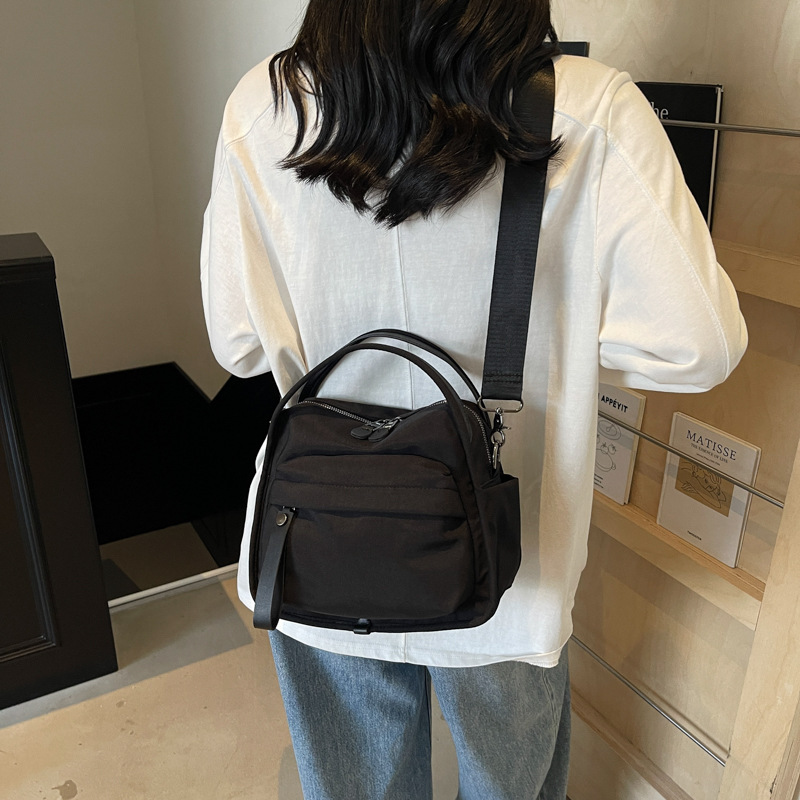 2025 New simple, lightweight, casual, fashionable and versatile handbag for women, solid color commuting multi-pocket single-shoulder crossbody bag Application Scenario