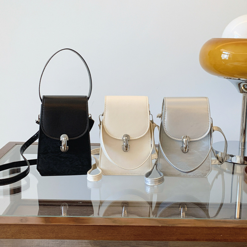 Korean-style fashionable crossbody bag, a niche quality handbag for women, 2024 new summer mini phone bag, single-shoulder bag Application Scenario