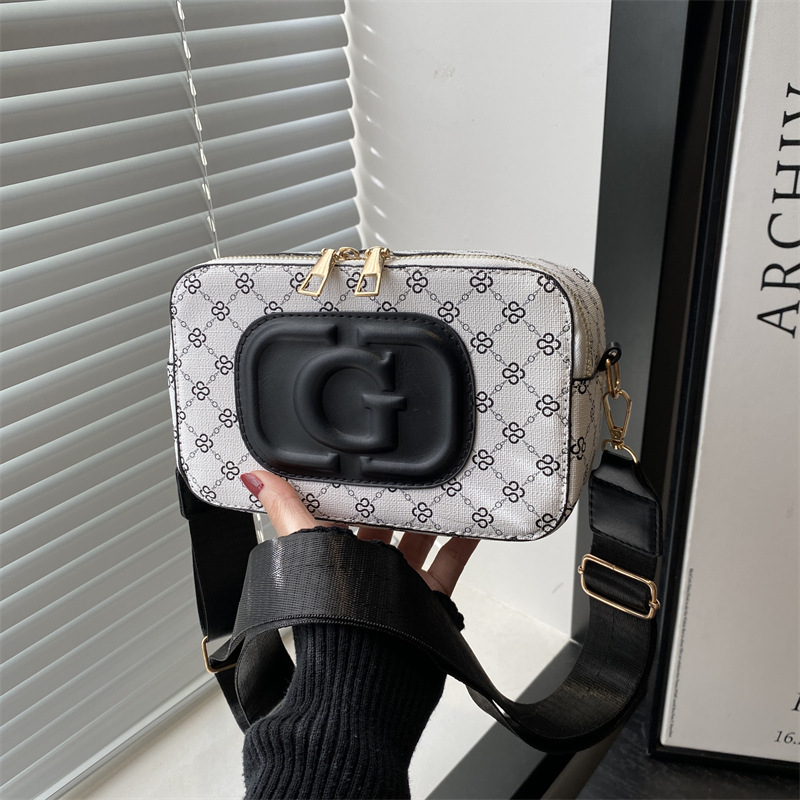 Retro and fashionable checkered small square bag for women, Spring/Summer 2025 new single-shoulder bag, wide shoulder strap crossbody bag full figure