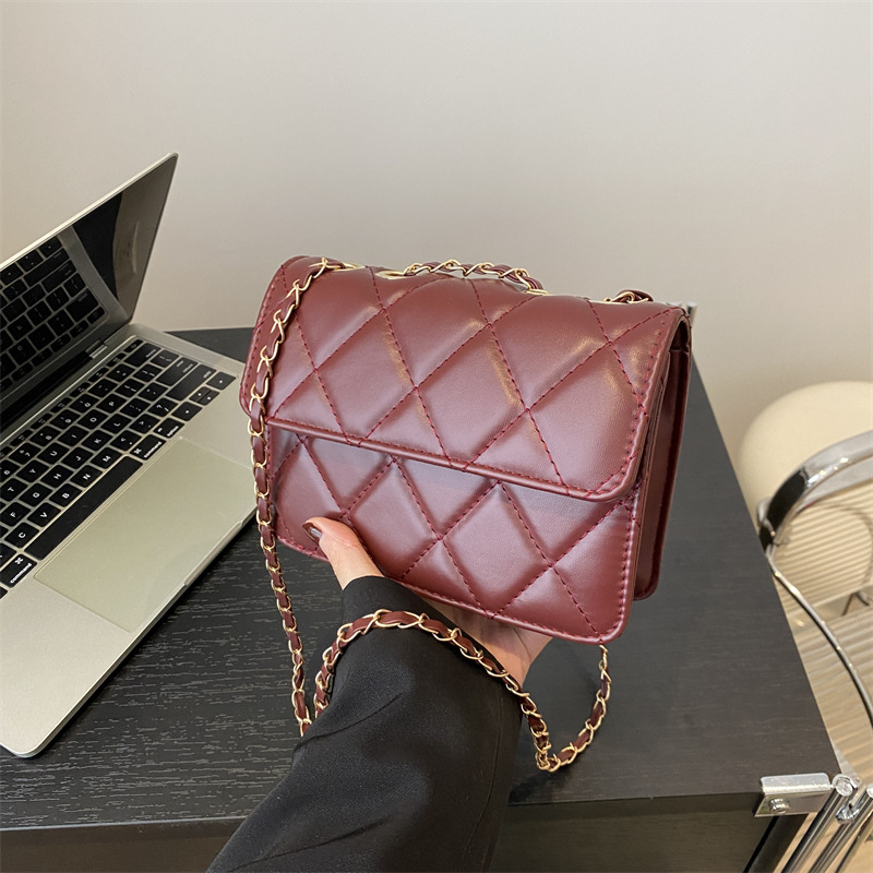 Diamond-patterned embroidered thread handbag for women, new high-quality flip cover small square bag, solid color, elegant, single-shoulder crossbody bag for women, trendy full figure