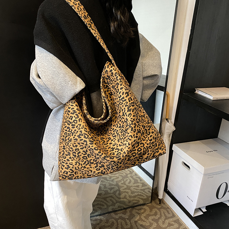 Large-capacity tote bag, 2024 new trendy INS shoulder bag, elegant underarm bag, leopard print simple, Japanese and Korean casual bag Application Scenario