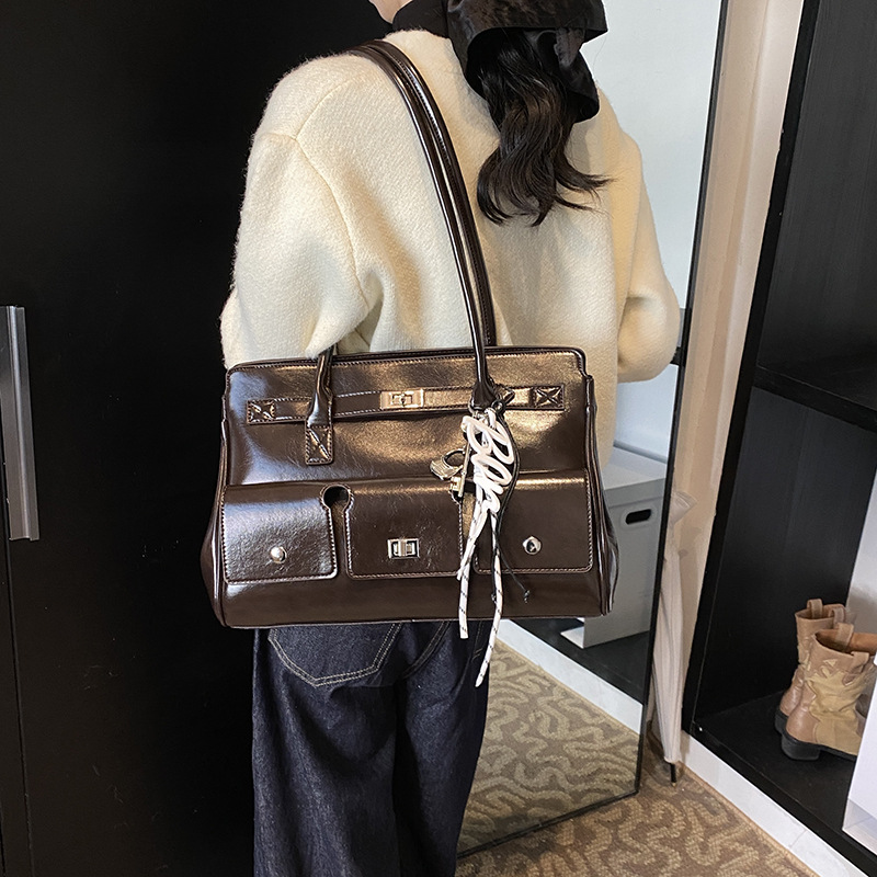 A new 2024 high-end, trendy and fashionable women's briefcase single-shoulder handbag for casual commuting Application Scenario