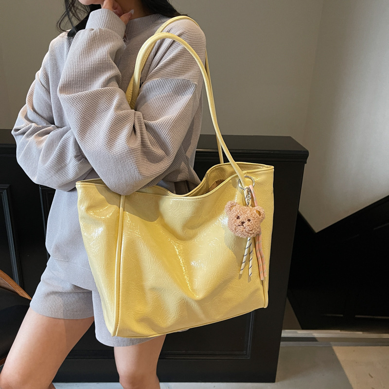 Fashionable and shiny, large-capacity tote bag for women 2025 new style, simple solid color, trendy and stylish single-shoulder underarm bag full figure