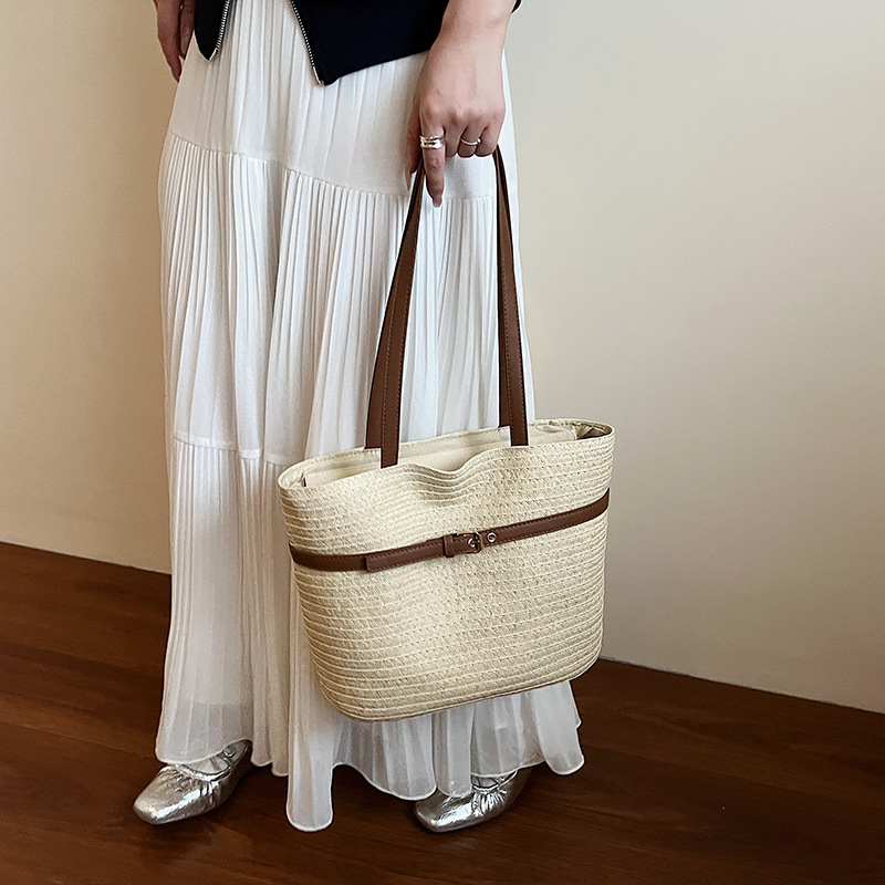 The 2025 summer new seaside beach straw woven bag is a casual, simple, fashionable and versatile women's single-shoulder bag for vacation and travel Application Scenario