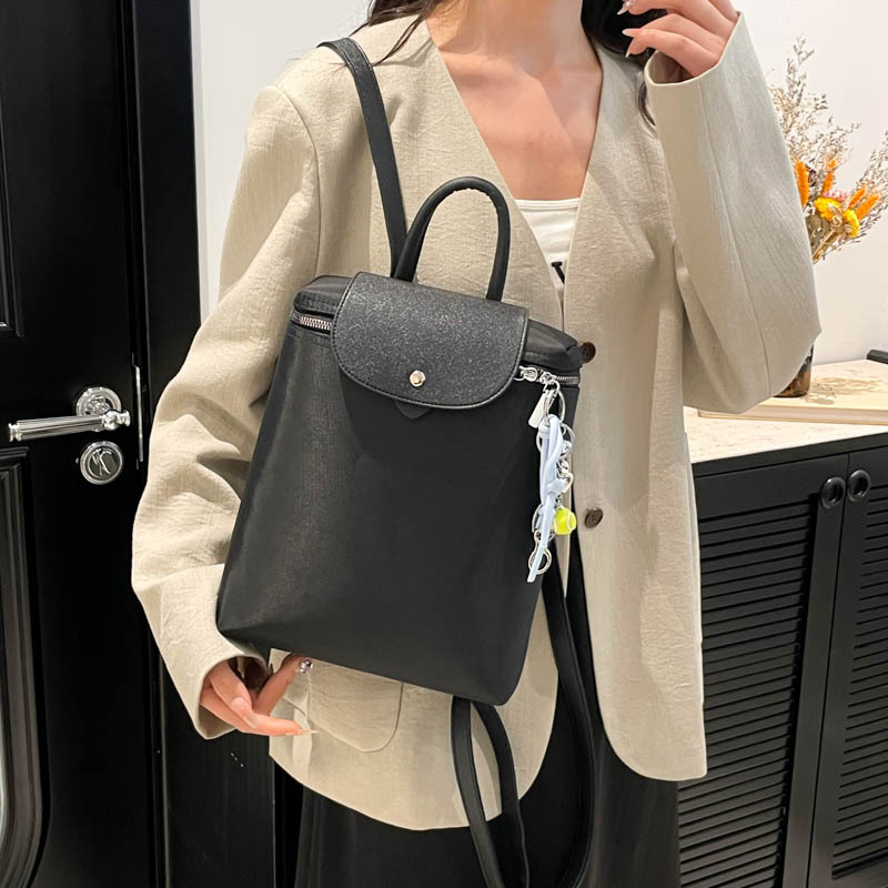 2025 New trendy and fashionable backpack, large-capacity student travel, high-end women's bag, Korean niche crossbody bag Application Scenario