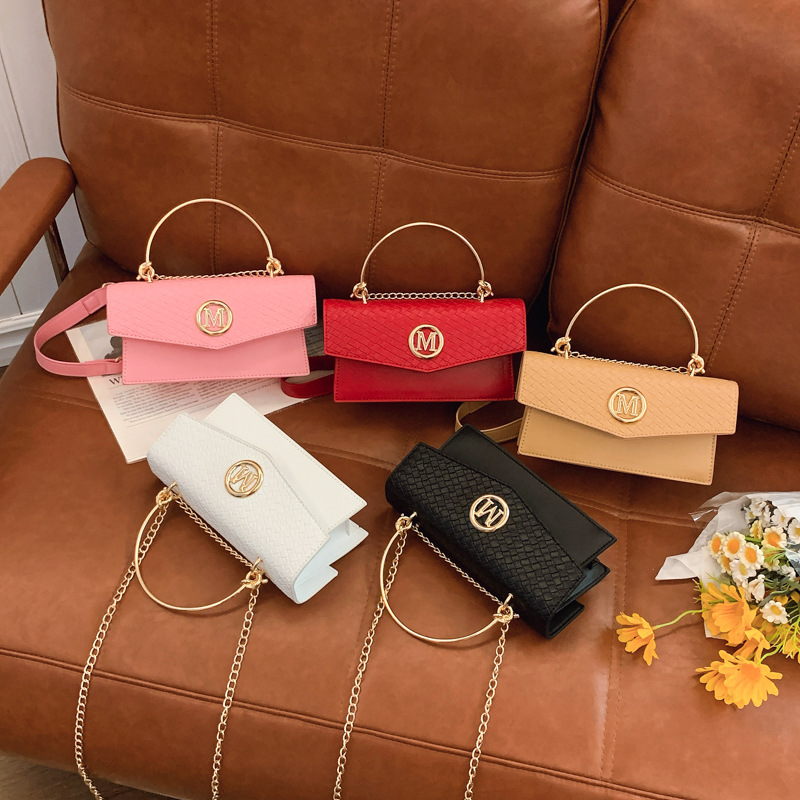 The new French fashion flip-top bag for Spring/Summer 2025 exudes a high-end feel. It is a small square bag with a contrasting color woven fabric that can be carried diagonally across the shoulder Application Scenario