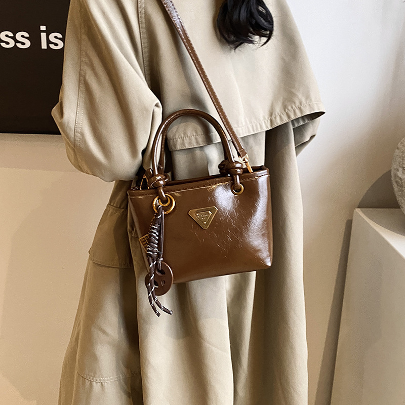 High-end oil wax leather hand-held bucket bag, 2024 new style, fashionable, casual and versatile single-shoulder bag for women's commuting to work full figure