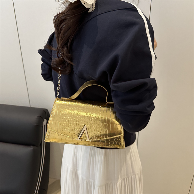 A unique and trendy crocodile-patterned casual small square bag for women 2025 cross-border new style, stylish and niche chain single-shoulder crossbody bag details Picture