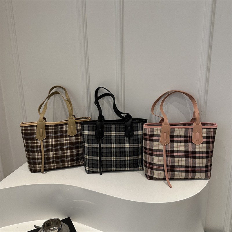 A new, fashionable, individualistic and stylish women's bag with a large capacity for work and commuting in 2024, a casual single-shoulder tote bag Application Scenario