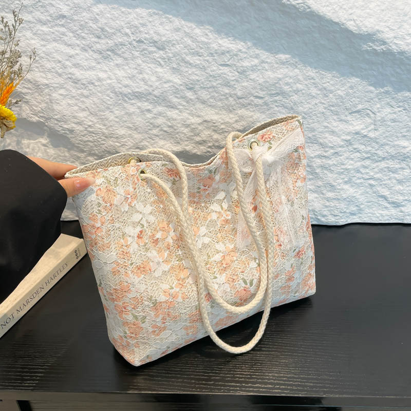 The new spring style simple, casual and versatile tote bag made of trendy grass and floral prints is a trendy commuting bag for women full figure