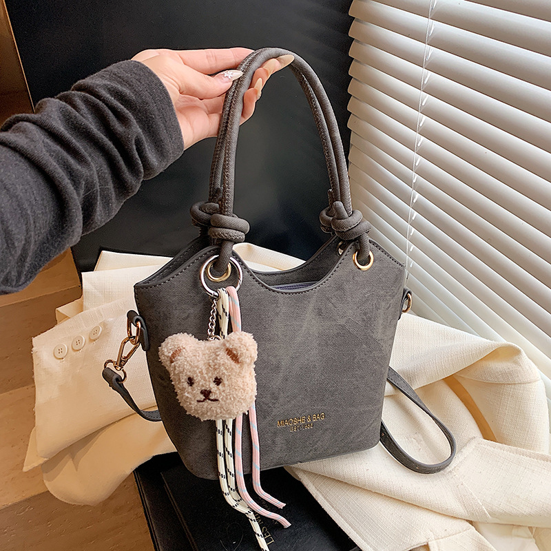 A trendy retro handbag for women, a 2025 new crossbody bucket bag, with a simple and elegant texture and a casual single-shoulder style Specification drawing
