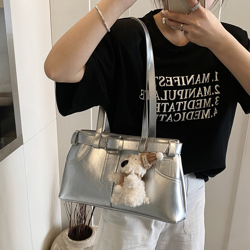The 2025 new style of fashionable and versatile retro single-shoulder bag features a niche design for women, a simple and trendy solid-color hand-held underarm bag Application Scenario