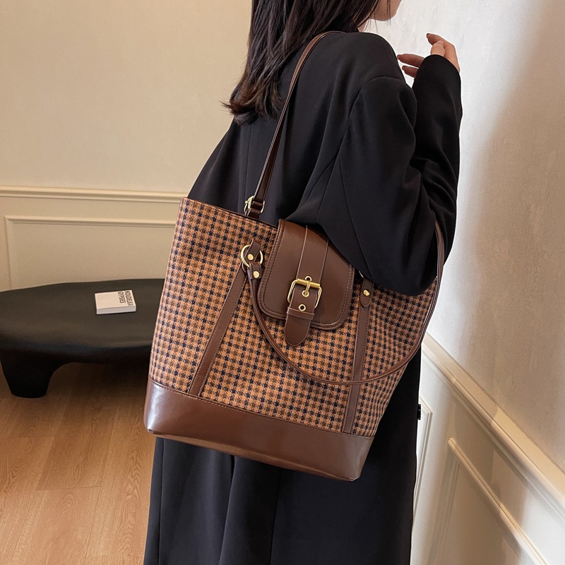 Large-capacity commuter tote bag for women's casual 2024 new versatile single-shoulder shopping bag, trendy and fashionable backpack Application Scenario