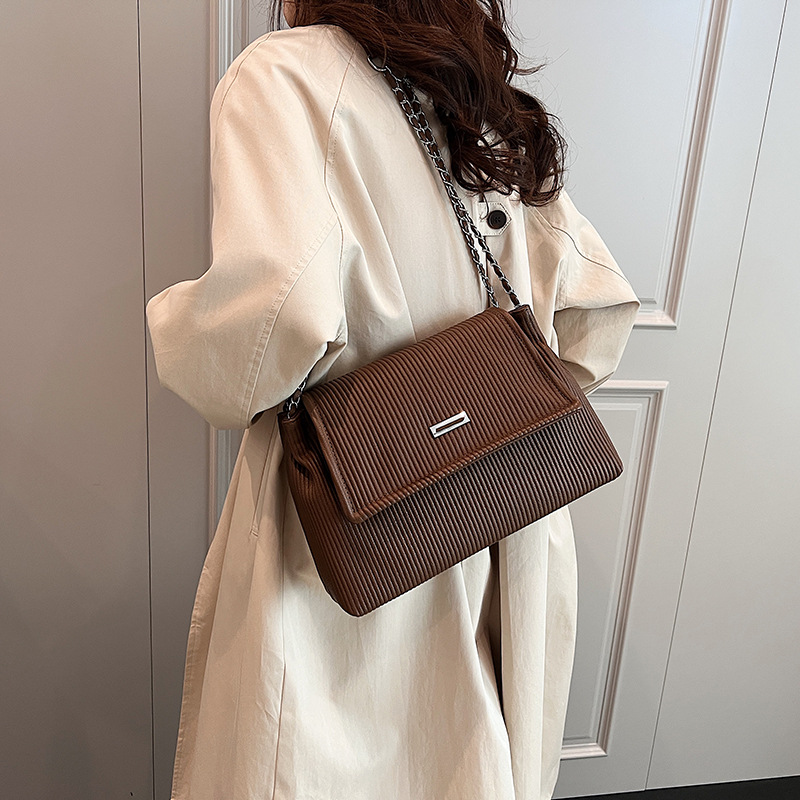 A large-capacity underarm bag for women, a new 2024 fashionable and high-quality chain shoulder bag, a niche and versatile commuter crossbody bag Application Scenario