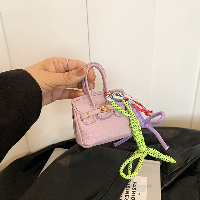 Fashionable mini platinum bag for women, 2024 new style ins earphone case, versatile decorative hanging bag, lipstick handbag Application Scenario