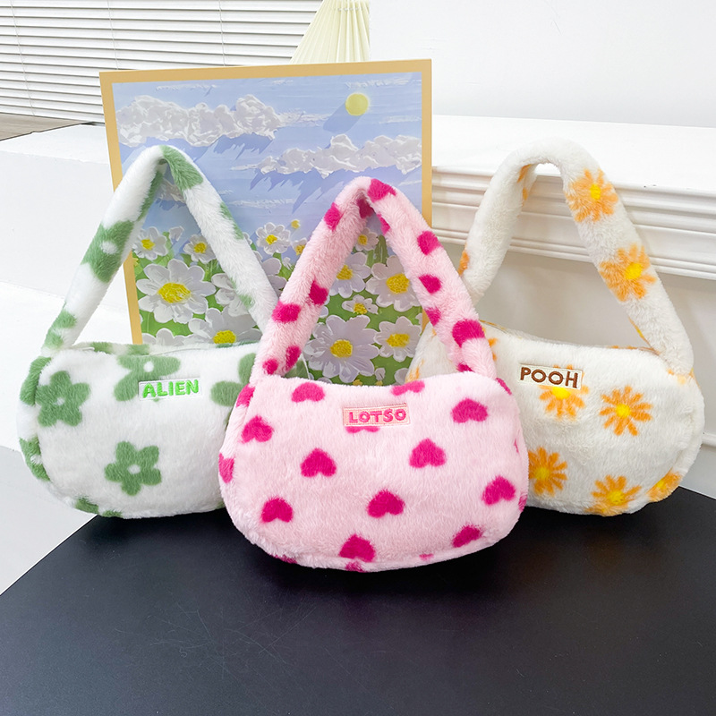 New strawberry bear underarm bag, fluffy heart single-shoulder bag, handbag, sweet and cute, soft girl hand-held storage bag full figure