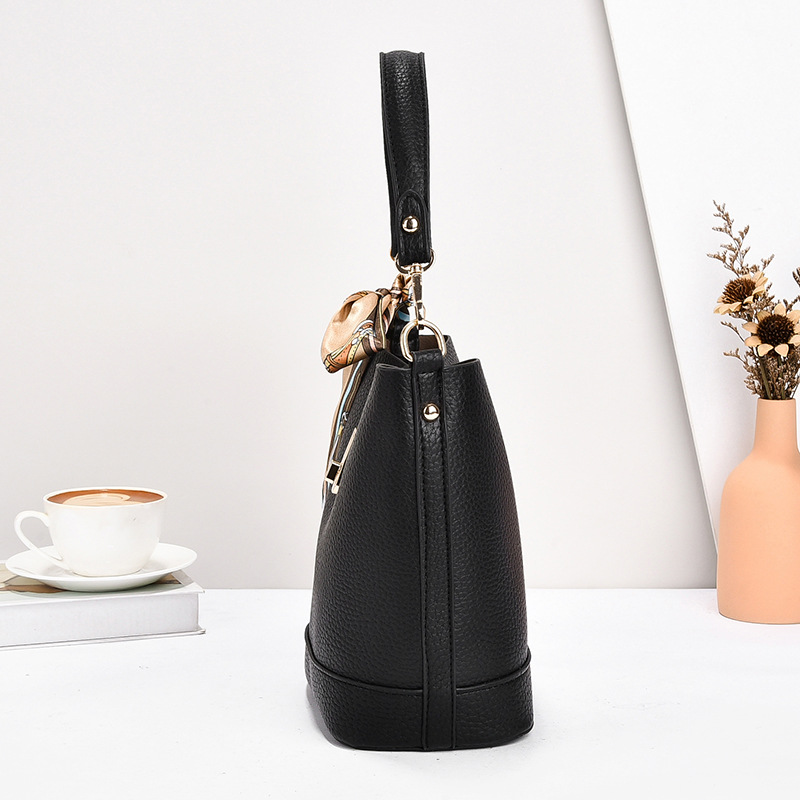 A new spring 2025 off-the-shoulder crossbody bag with a unique, fashionable and cute look for girls. It's a hand-held bucket bag for girls Specification drawing
