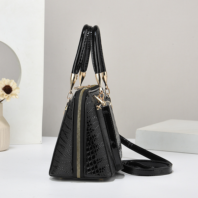 2023 New trendy crocodile pattern single-shoulder crossbody bag for middle-aged and elderly women and mothers, women's shell bag crossbody bag Application Scenario
