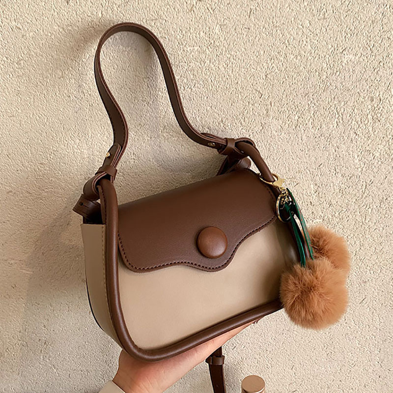 The new high-end, versatile and high-quality single-shoulder crossbody bag for women is trendy and stylish, with contrasting colors and a small square underarm bag full figure
