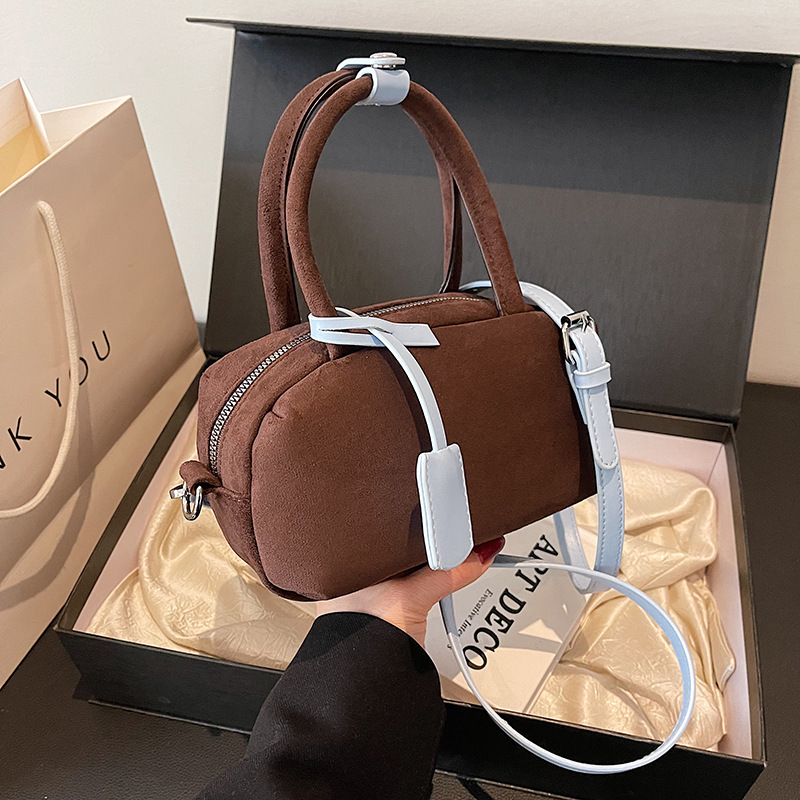 This Korean-style ins fashion versatile hand-held pillow bag features a casual and niche design. It is a single-shoulder crossbody bag for commuting to work Specification drawing