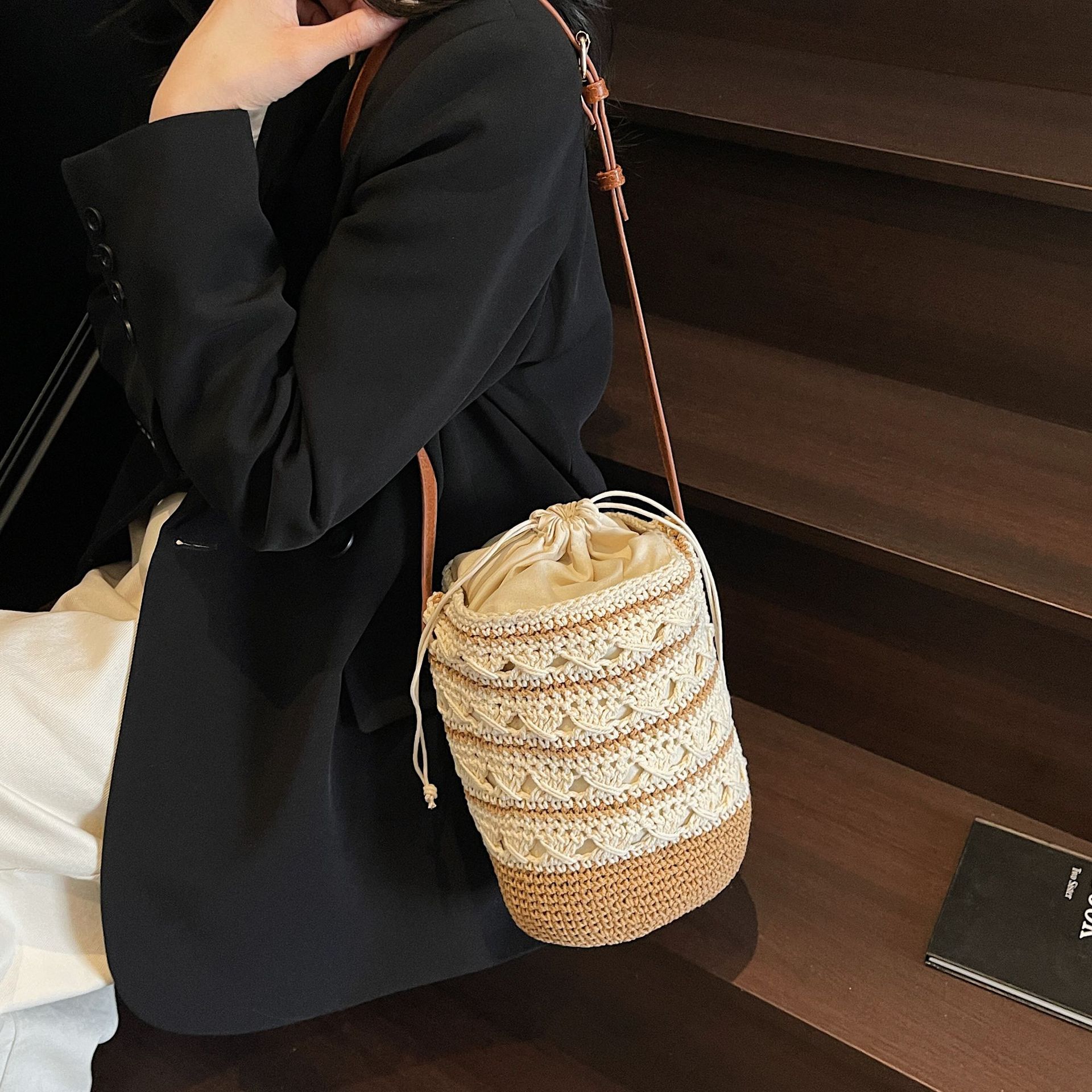 Summer striped bucket bag, versatile vacation beach bag, drawstring crossbody handbag, woven cotton thread bucket bag Specification drawing